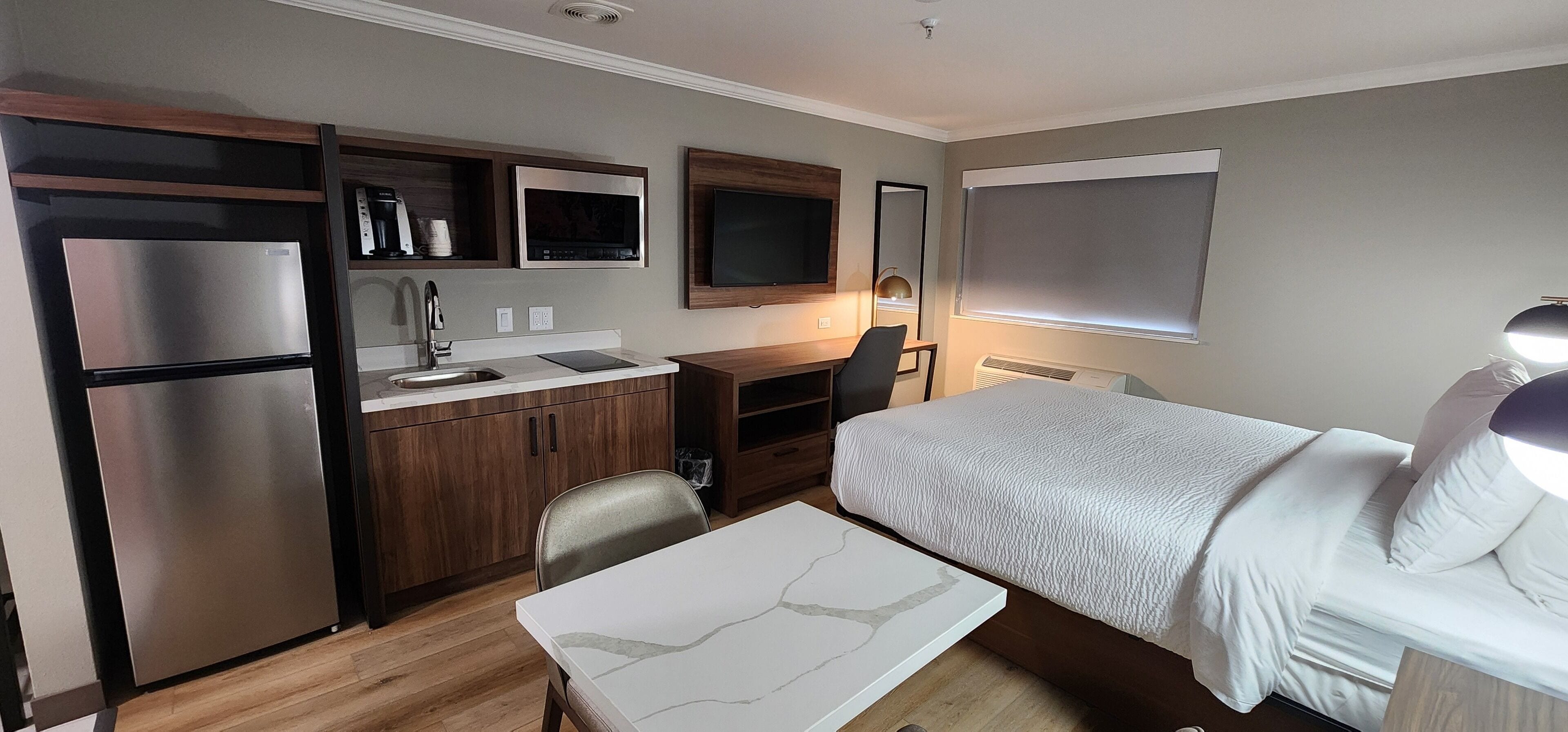 1 Queen Bed, Deluxe Room, Kitchenette, Non-Smoking | Escritorio, tabla de planchar con plancha, wifi gratis y ropa de cama 