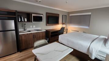 1 Queen Bed, Deluxe Room, Kitchenette, Non-Smoking | Escritorio, tabla de planchar con plancha, wifi gratis y ropa de cama