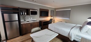 1 Queen Bed, Deluxe Room, Kitchenette, Non-Smoking | Desk, iron/ironing board, free WiFi, bed sheets - La Quinta Inn & Suites by Wyndham Yakima Downtown (Yakima)