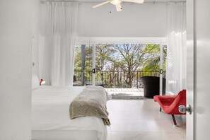 2 chambres, bureau, fer et planche à repasser, lit parapluie