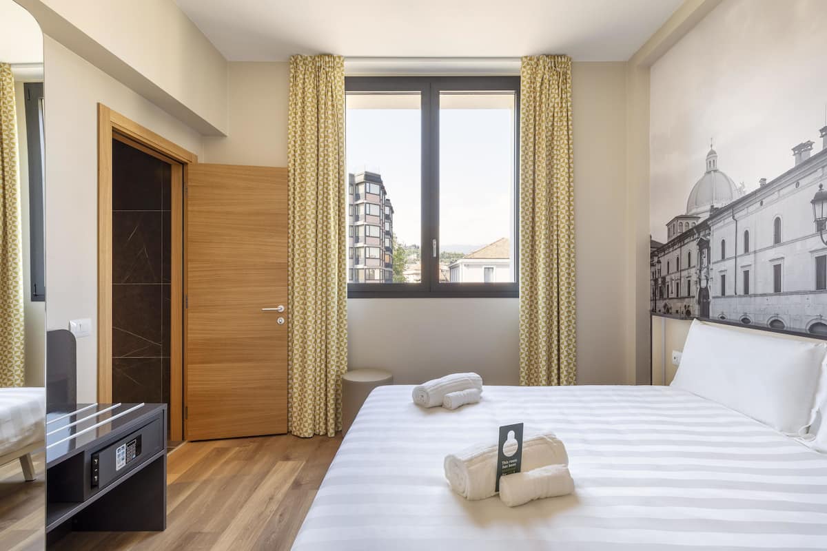 Dobbeltrom – standard | Skrivebord, lydisolert, wi-fi (inkludert) og sengetøy