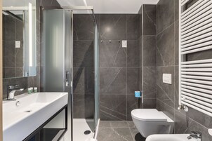 Doccia, asciugacapelli, bidet, asciugamani