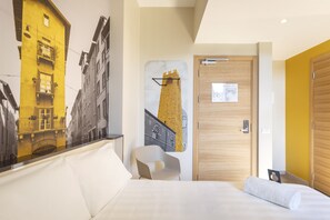 Standaard driepersoonskamer | Een bureau, geluiddichte muren, gratis wifi, beddengoed