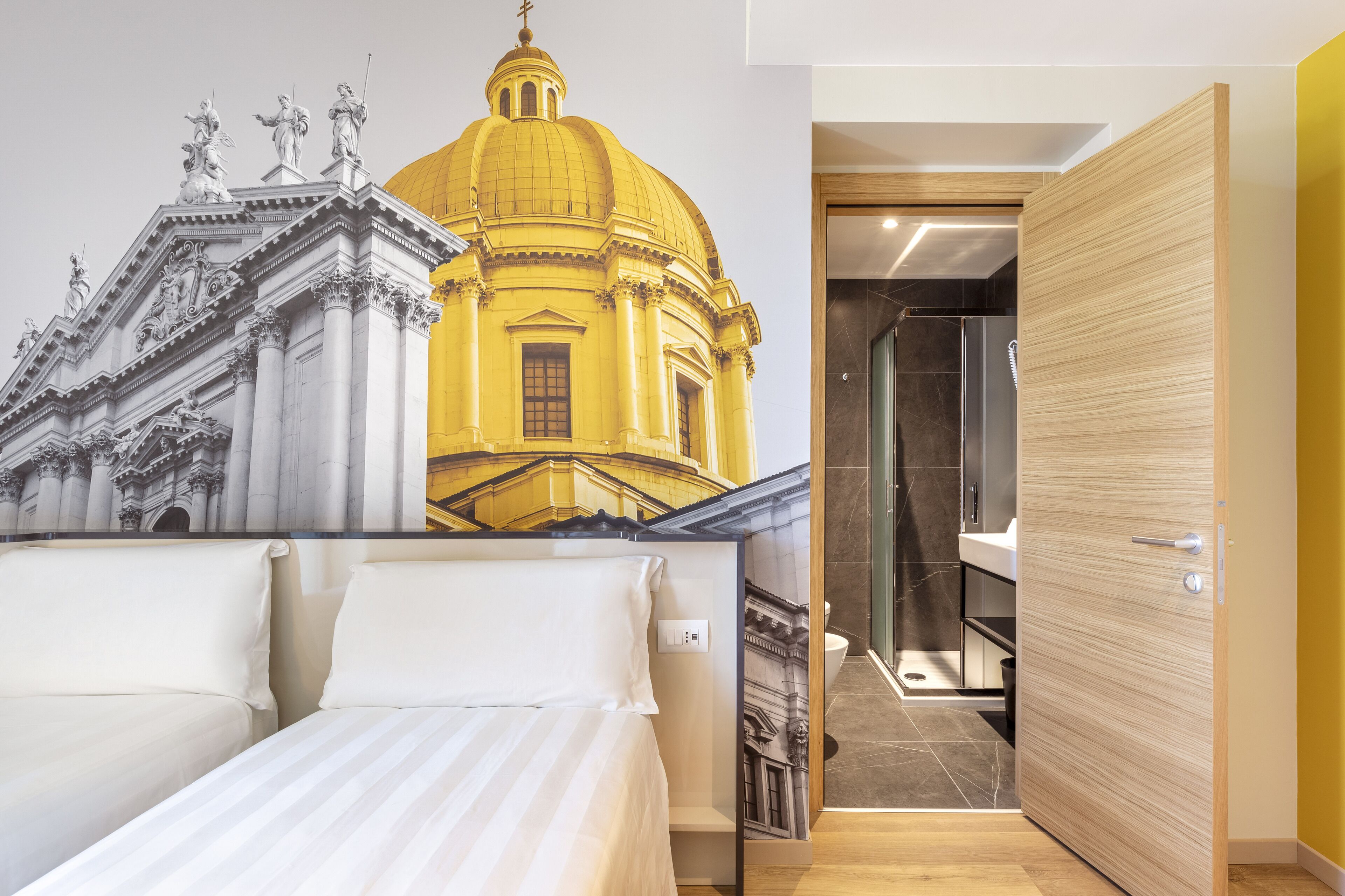 办公桌、隔音、免费 WiFi、床单