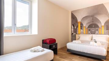 Desk, soundproofing, free WiFi, bed sheets