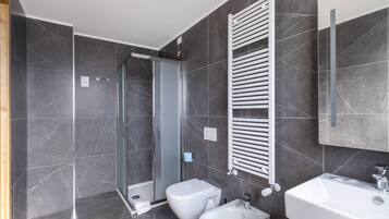 Dusche, Haartrockner, Bidet, HandtĂŒcher