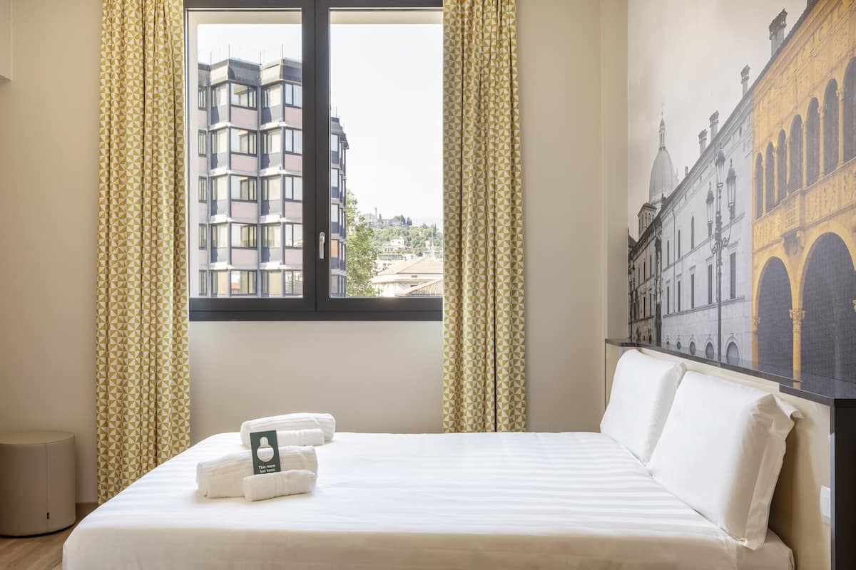 Standaard tweepersoonskamer | Een bureau, geluiddichte muren, gratis wifi, beddengoed