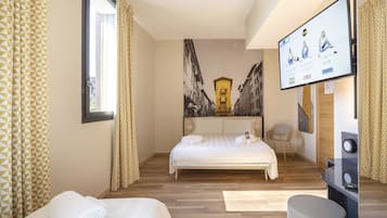 Tripla Standard | Una scrivania, insonorizzazione, Wi-Fi gratuito, lenzuola