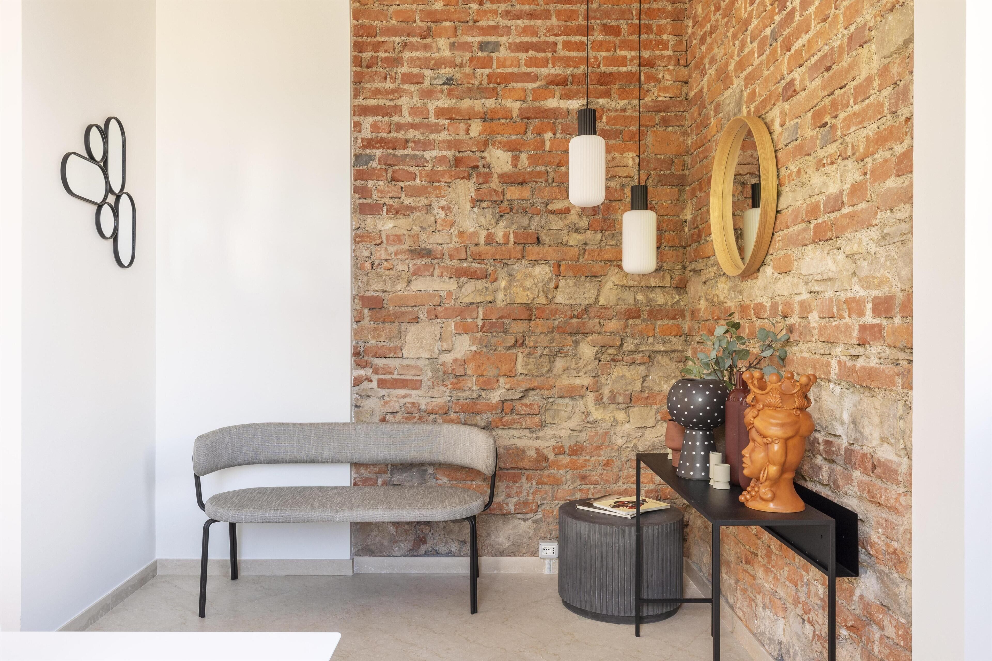 Desk, soundproofing, free WiFi, bed sheets