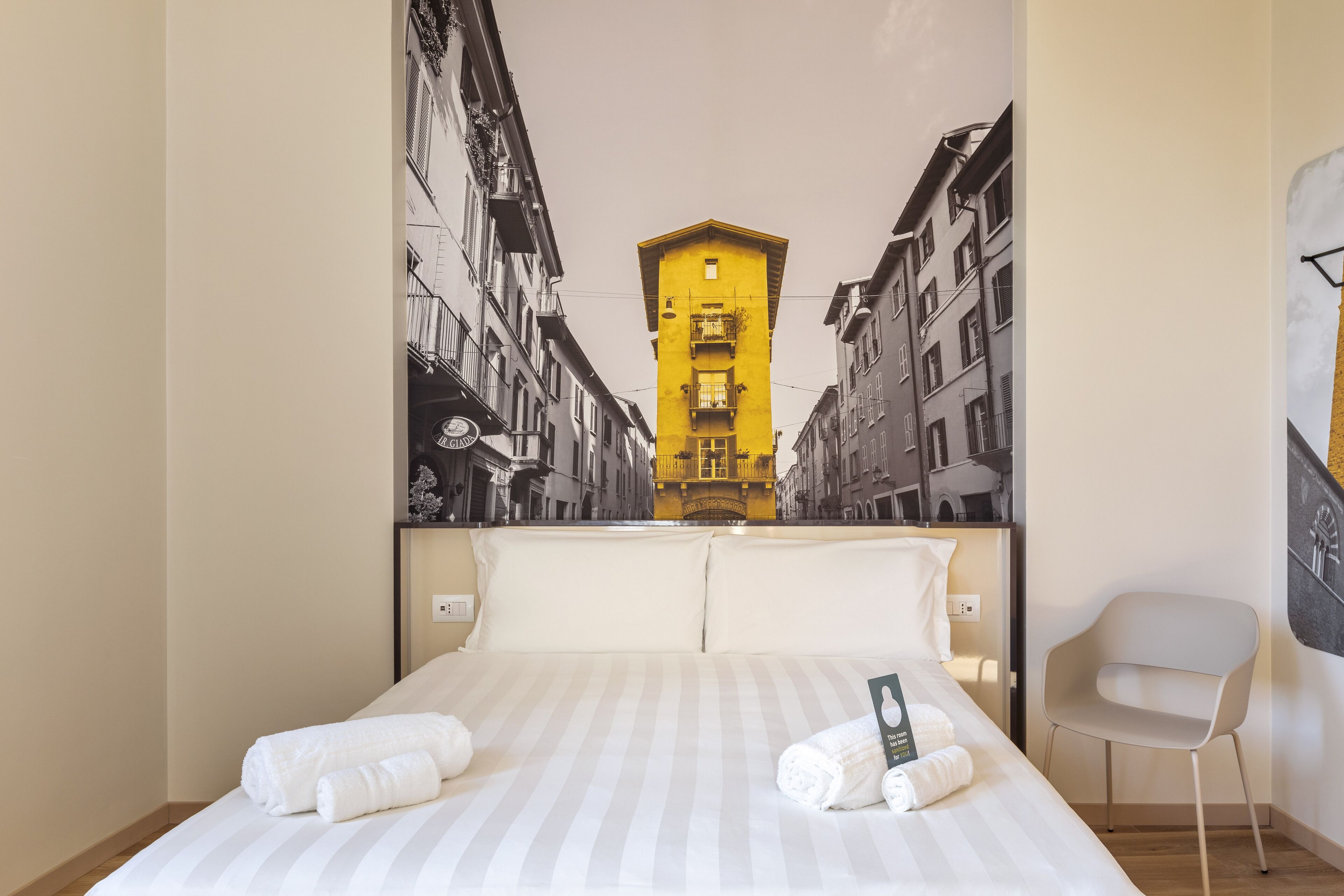 标准三人房 | 办公桌、隔音、免费 WiFi、床单