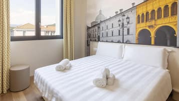 Desk, soundproofing, free WiFi, bed sheets