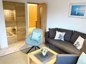 Fernseher, DVD-Player, Bücher, Stereoanlage