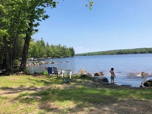 Ranta lähistöllä, aurinkotuoleja