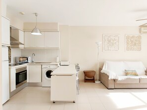 Fridge, microwave, oven, coffee/tea maker