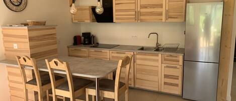 ثلاجة، ميكروويف، فرن، موقد طهي مسطح