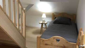 4 habitaciones, escritorio y tabla de planchar con plancha