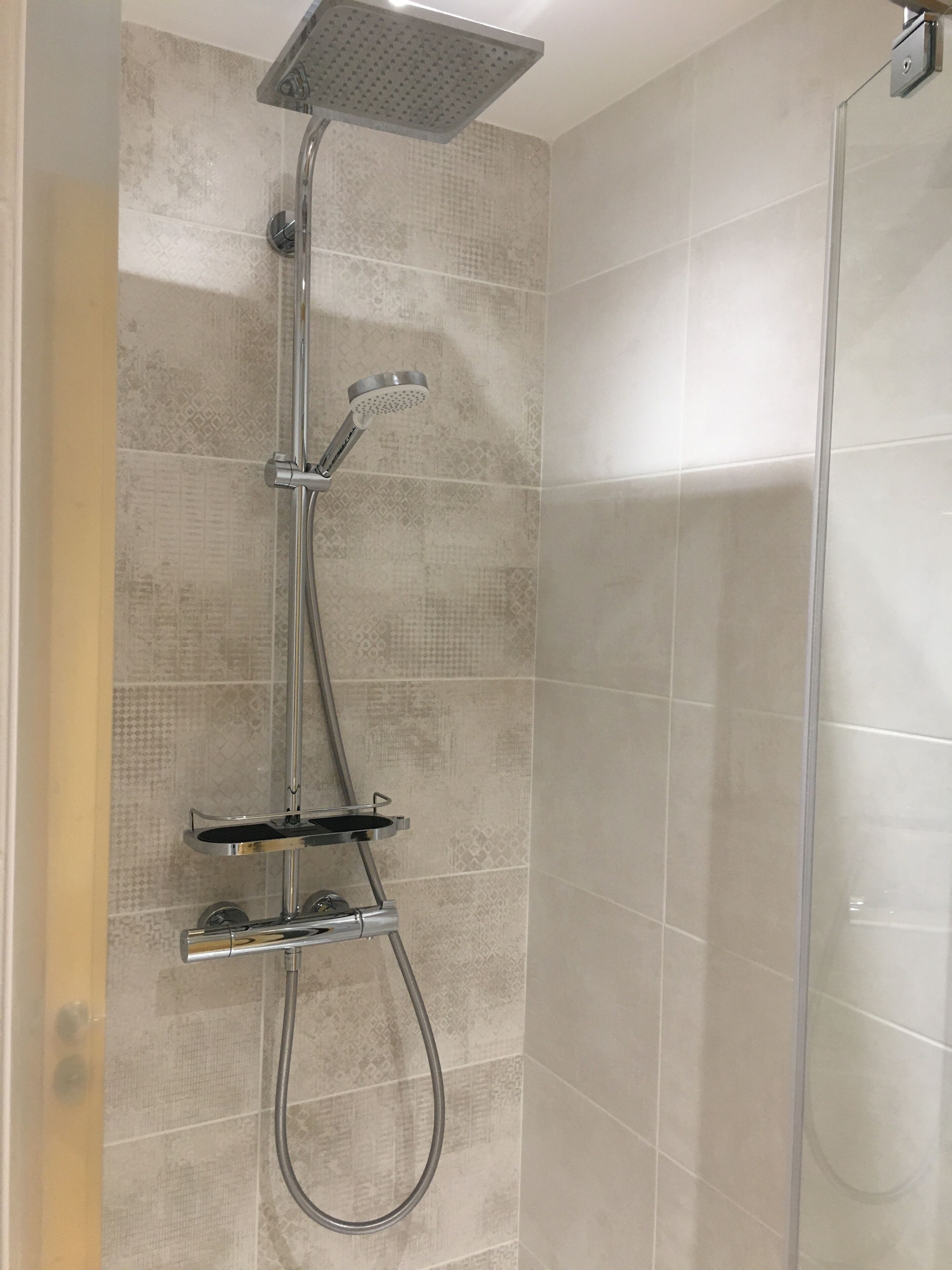 Douche, sèche-cheveux