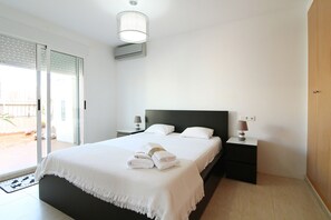 4 slaapkamers, een strijkplank/strijkijzer, gratis wifi, beddengoed