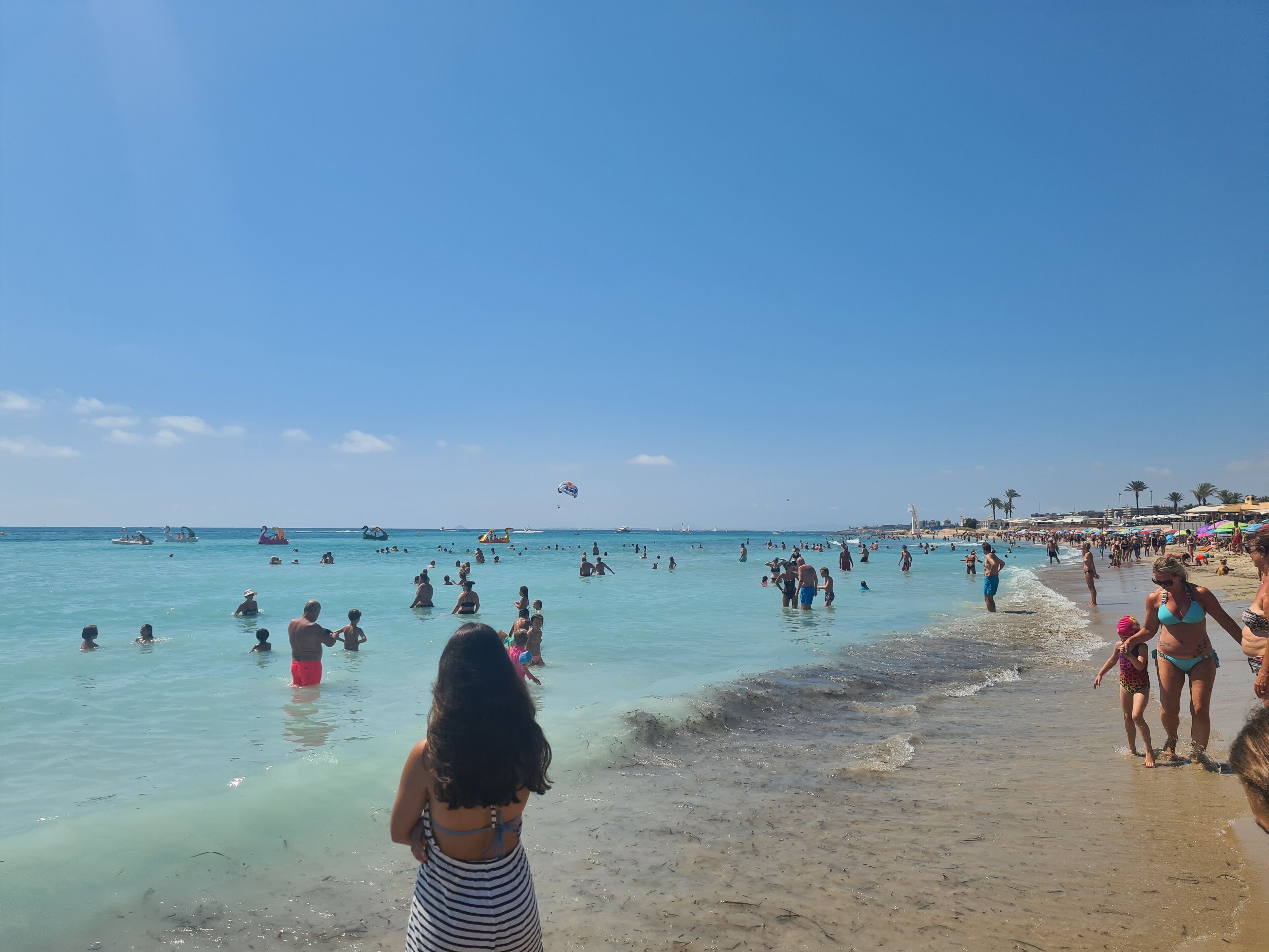 Vlak bij het strand, ligstoelen, strandlakens