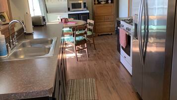 Een koelkast, een magnetron, een oven, een kookplaat