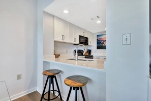 Kylskåp, mikrovågsugn, ugn och spishäll