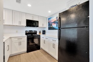 Kjøleskap, mikrobølgeovn, ovn og kokeplater