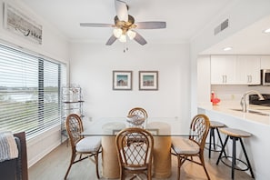Dining - Fabulous Water Views, Pet Friendly 1 Bedroom (Hilton Head Island)