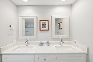 Badekar, hårføner og håndklær