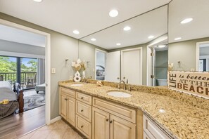 2 soverom, skrivebord, strykejern/-brett og wi-fi (inkludert)