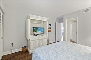 2 bedrooms, desk, iron/ironing board, free WiFi - Beautiful Sunset & Water Views, Bike to the Beach! (Hilton Head Island)