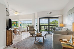 Smart-TV, bøker og kontorer