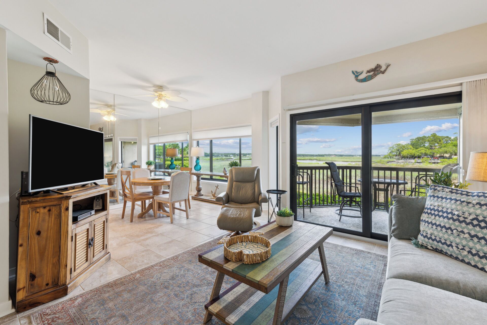 Smart-TV, bøker og kontorer