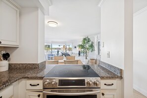 Jääkaappi, mikroaaltouuni, uuni, liesi