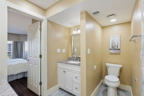 Badkar, hårtork och handdukar