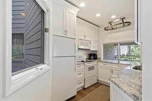 Kylskåp, mikrovågsugn, ugn och spishäll