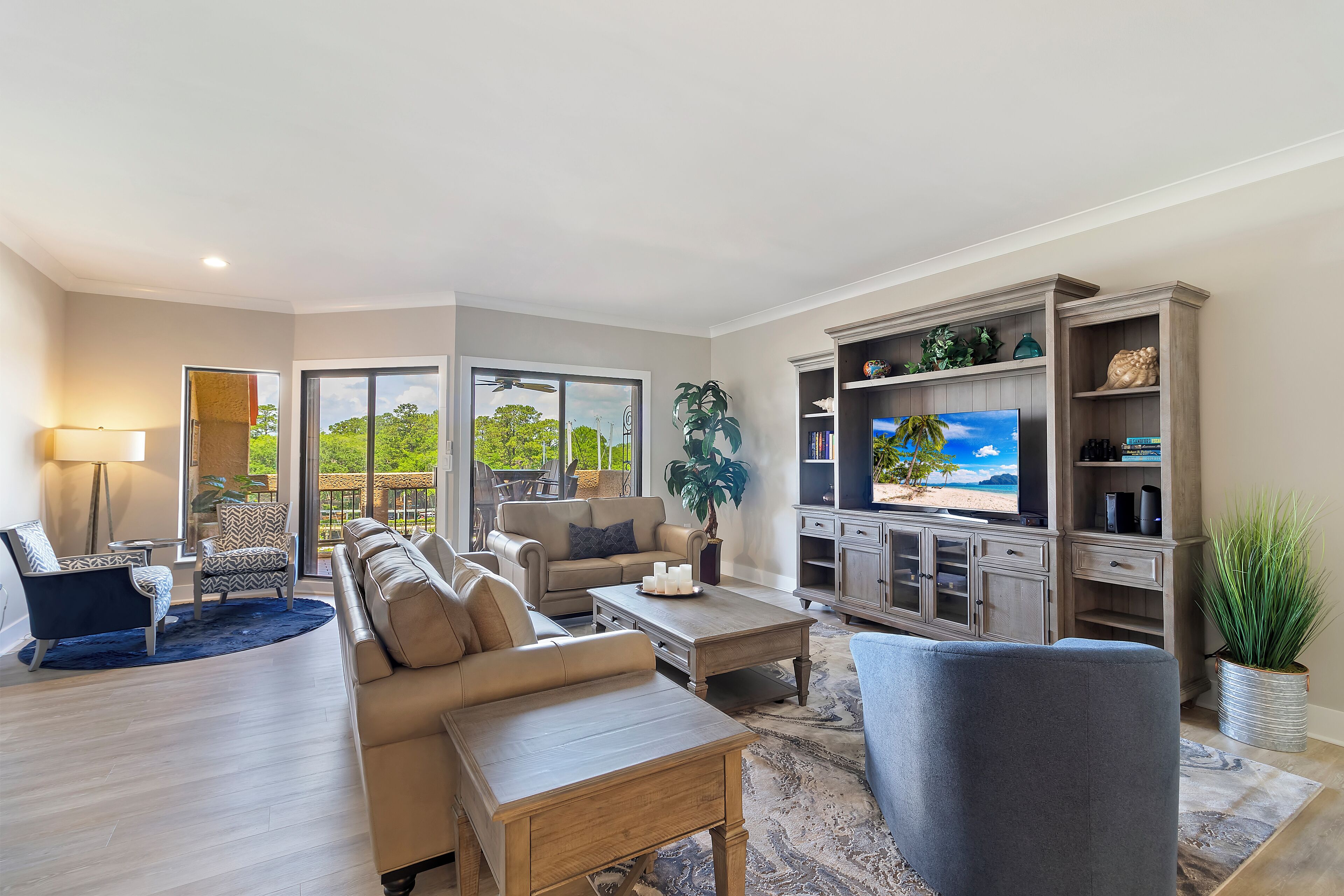 Smart-TV, bøker og kontorer