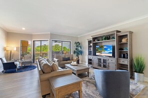 TV connectée, livres, espaces bureaux