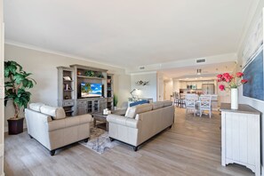 TV connectée, livres, espaces bureaux