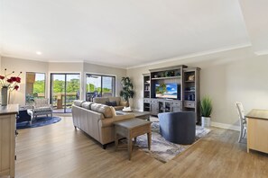 Smart TV, books - Gorgeous Villa with Stunning Marina Views - Pet Friendly - Near Beach! (Hilton Head Island)