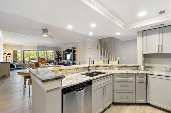 Fridge, microwave, oven, stovetop - Gorgeous Villa with Stunning Marina Views - Pet Friendly - Near Beach! (Hilton Head Island)