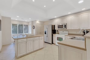 Refrigerador, microondas, horno, placa de cocina