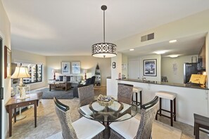 Smart-TV, bøker og kontorer