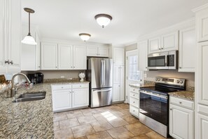 Køleskab, mikrobølgeovn, ovn, kogeplade