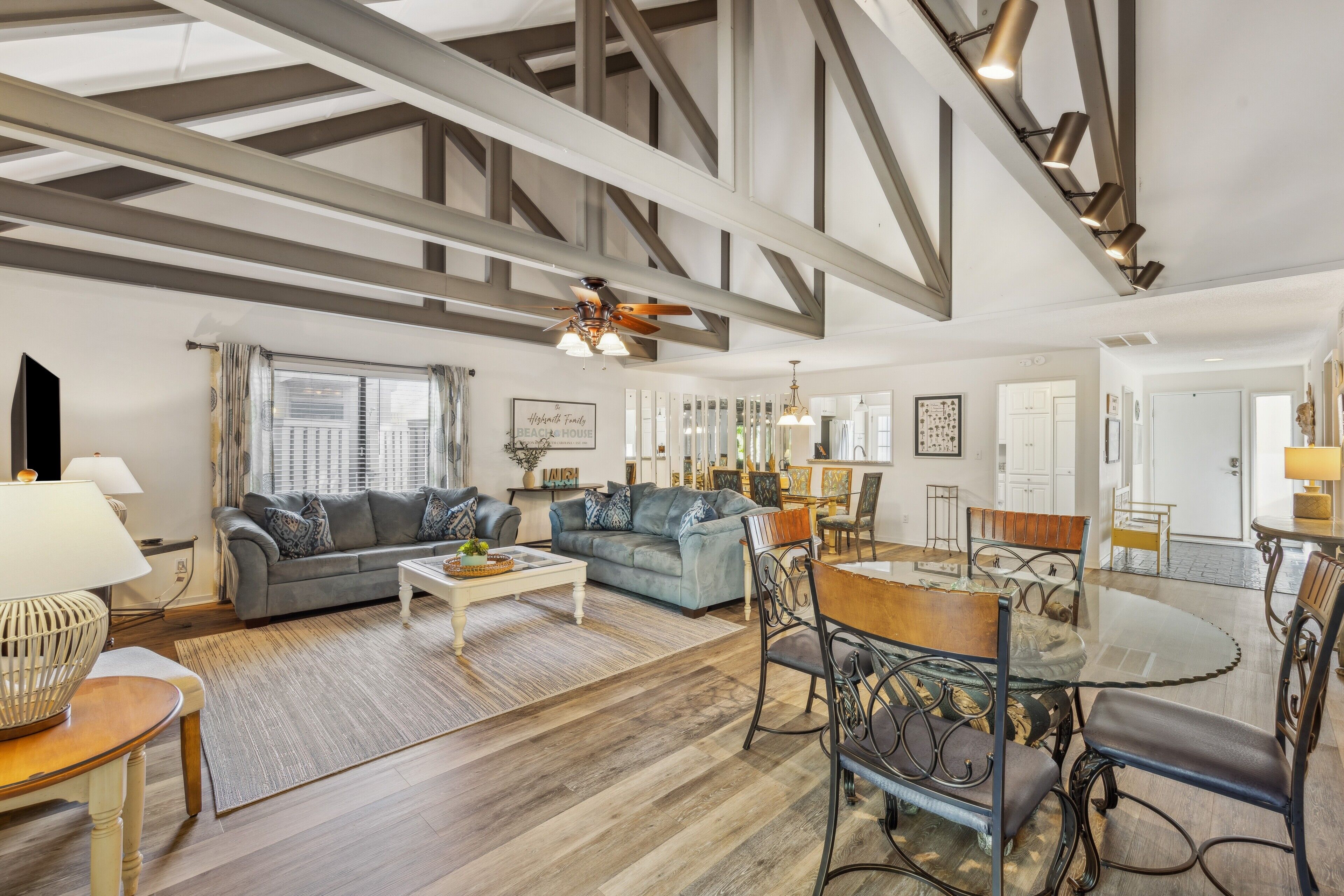 Smart-TV, bøker og kontorer