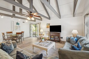 Smart-tv, boeken en een kantoor