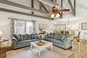 Smart-tv, boeken en een kantoor