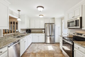 Kjøleskap, mikrobølgeovn, ovn og kokeplater