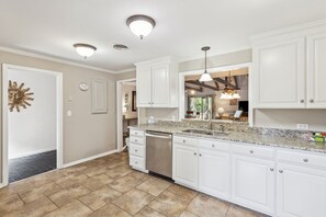 Fridge, microwave, oven, stovetop - Spacious & Clean, Pet Friendly 2 BR in Palmetto Dunes - Near Beach! (Hilton Head Island)