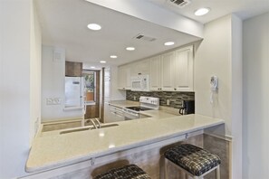 Kylskåp, mikrovågsugn, ugn och spishäll