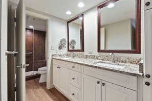 Douche, séchoir à cheveux, serviettes fournies